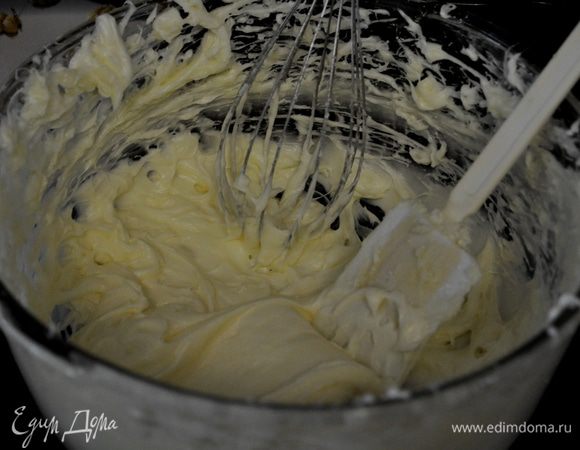 Пока у нас пекутся наши капкейки мы приготовим глазурь.
Смешаем слив.масло и слив.сыр в большой посудине до мягкого состояния, не забываем,что масло и сыр должны быть комн.тем-ры,если вы забыли ,то можно слив.сыр поставить на 15-20сек. в микроволновку ,также и слив.масло.
Добавляем сах.пудру и все перемешиваем ,затем ванилин.Я делаю это все миксером на сред.скорости до исчезнования комочков.