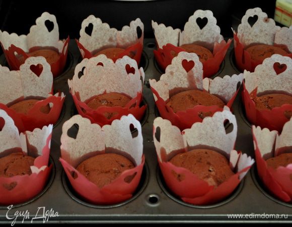 Готовые капкейки вытащить из духовки и дать им остыть.