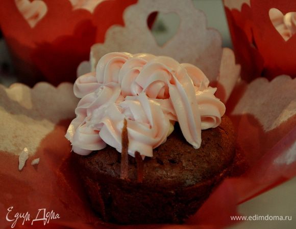 Используем для глазури лопаточку или кондит.мешок .Украшаем капкейки глазурью.