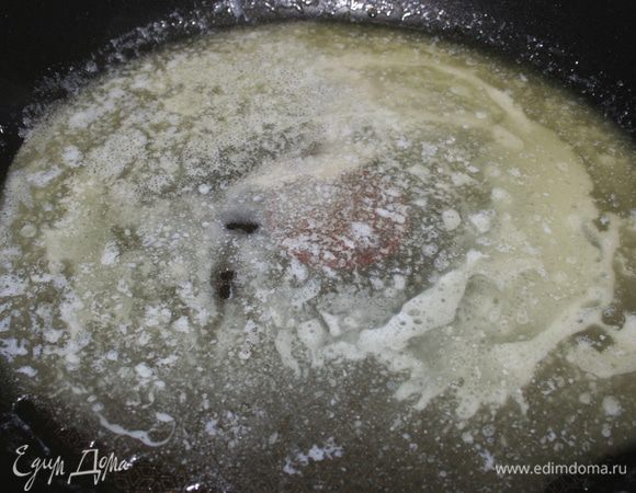 50 грамм сливочного масла растопим на слабом огне. Нужно, чтобы масло только растопилось.