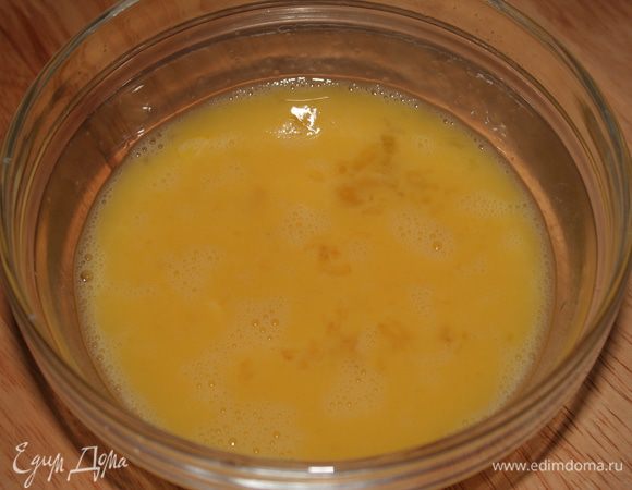 Тем временем три яйца взобьем вилочкой до однородности, не нужно добиваться пены. Посолим. Ничего не добавляем из специй и трав, насладимся натуральной нежностью :)
Сыр натираем на терке, семгу режем полосками примерно 1 см в толщину.