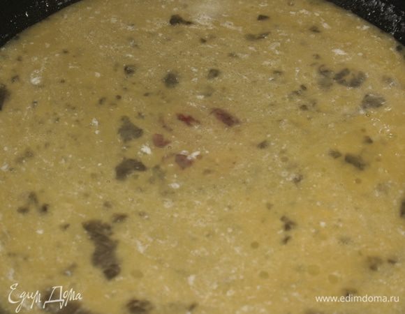 Выливаем на ту сковороду, где нагревалось масло, половину яичной смеси. Увеличиваем огонь до среднего. 