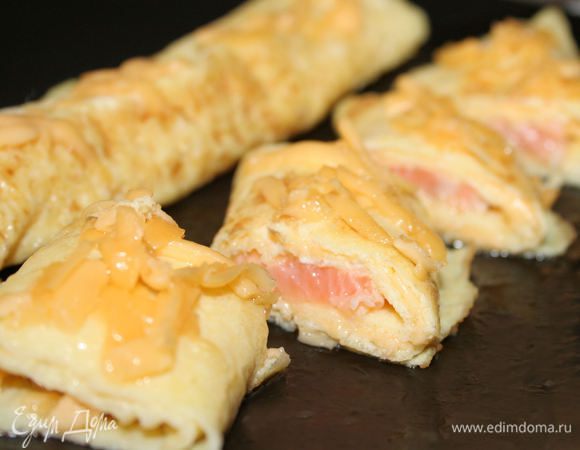 Горячий рулетик посыпаем сыром. Так же поступаем со второй частью яичной смеси. 
Приятного аппетита! ;)