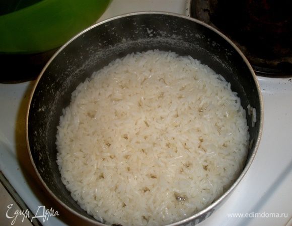 Отварить рис до готовности. Духовку разогреть до 190 градусов. 