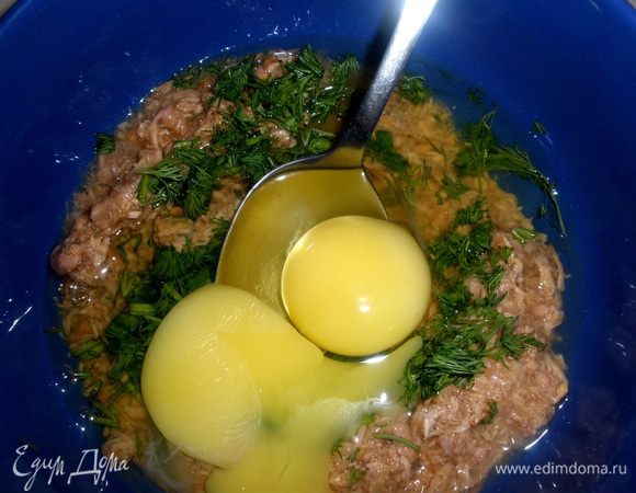 Смешать тунец с яйцами, добавить мелко порубленную зелень, базилик. Посолить. 