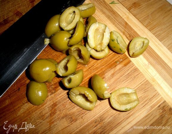 Оливки порезать на попалам. И добавить в смесь. Все смешать с отваренным рисом. 