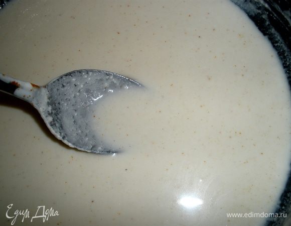 Пока они выпекаются приготовить розовый соус. На фото у меня он слабо-розовый но в реальности паприка очень хорошо окрашивает!
Сливки прогреть на плите, добавить паприку. Выдавить 2 зубчика чеснока. 