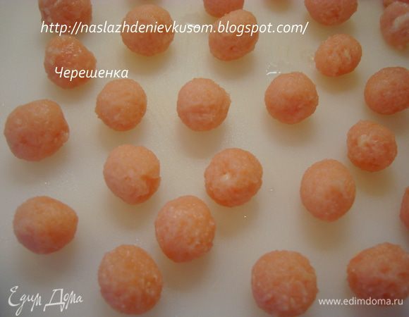 Поставить воду на супчик.. Пока вода закипает, сделаем шарики из курочки. Стараемся сделать их как можно меньше: красиво и малышу «по зубам»;)))