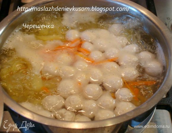 После того, как шарики закипели и начали вариться, добавить в супчик макарошки, у меня «Паутинка»… Не забывайте супчик периодически помешивать, чтобы паутинка не слиплась…