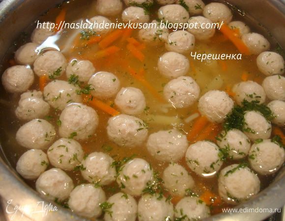 В самом конце варки, за 1 минуту до готовности, добавляем зелень …