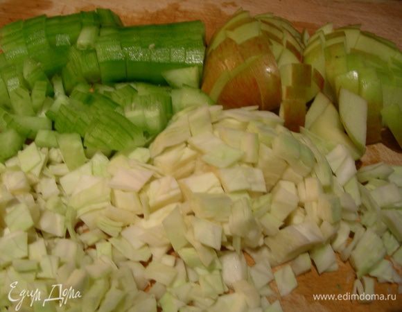 Капусту тонко шинкуем (я ее решила порезать небольшими кубиками, как остальные ингредиенты), яблоко натираем на терке (у меня кубиками), огурец нарезаем тонкой соломкой. Выкладываем все в салатницу, добавляем креветки, перемешиваем.

