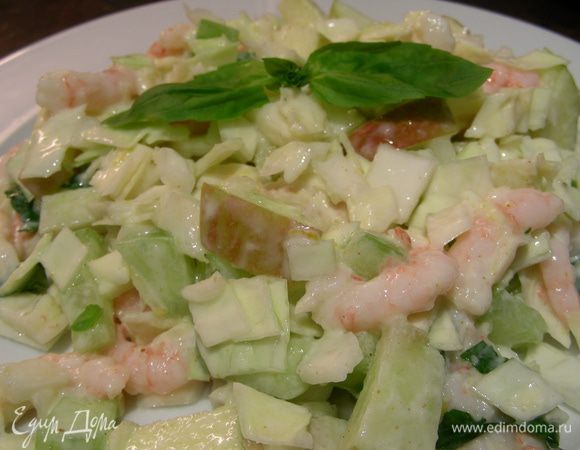 Посыпаем салат базиликом, заправляем его и все аккуратно перемешиваем. И подаем. Приятного аппетита))

