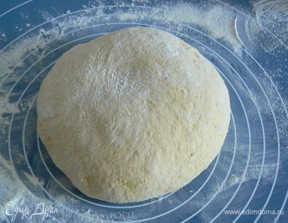 из перечисленных продуктов замес сделала в хлебопечке.
(или  В большой миске смешать четверть чашки воды, дрожжи и сахар. Оставить на 5 минут, пока дрожжи запенятся.
Добавить остальную воду, молоко, тыквенное пюре, соль, хлопья и 2 чашки муки. Тщательно размешать. Добавить масло. Затем, добавляя по половине чашки муки, замесить мягкое тесто до тех пор, пока оно не станет отделяться от стенок миски. 
Вынуть тесто из миски на слегка припыленную мукой рабочую поверхность. Месить тесто пока оно не станет эластичным и мягким. Положить тесто в смазанную маслом миску, накрыть пленкой, оставить тесто подниматься пока оно не вырастет вдвое, примерно на полтора часа)
