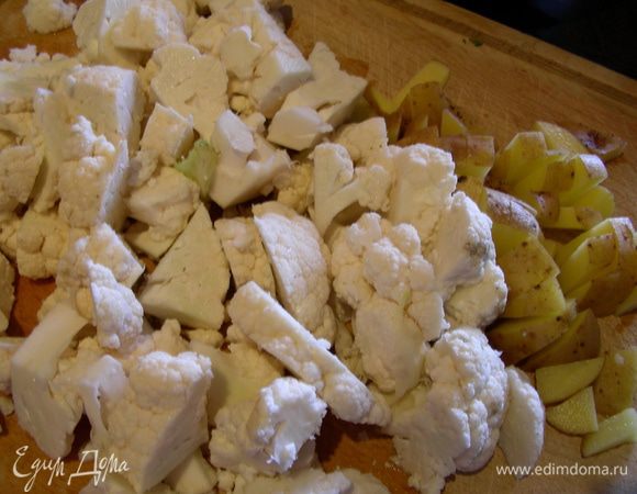 Режем цветную капусту и картофель произвольно (чем мельче нарежем, тем быстрей они приготовятся)).

