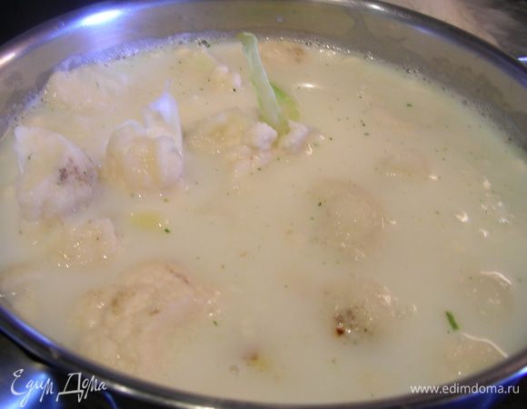 В кастрюле разогреваем бульон и молоко и отвариваем наши овощи до готовности минут 30. Отвариваем рис. Добавляем рис в суп и все превращаем в пюре.
