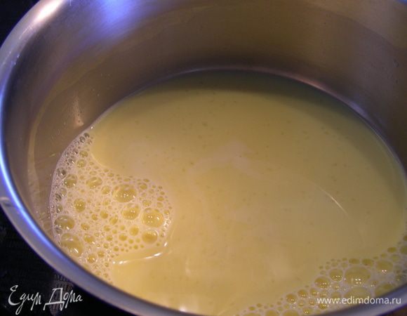 Яичный желток взбиваем с небольшим количеством молока (не было точно указано сколько, у меня около 80-100 мл) и готовим на водяной бане до загустения (я его до загустения не довела, просто все прогрела вместе).
