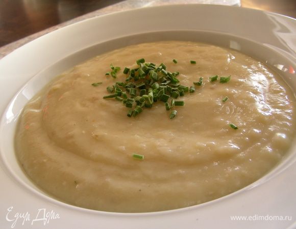 Добавляем яично-молочную смесь в суп (подостывший), все перемешиваем. Суп рекомендуется подавать теплым, а не горячим, заправив его сливочным маслом (у меня он все же был горячий и я не стала масло добавлять). Приятного аппетита))
