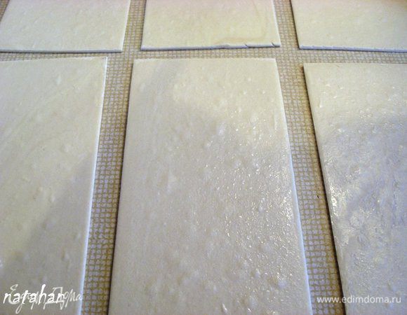 Достать пласты теста из пачки и разложить их для оттаивания на столе на 10-15 минут. 