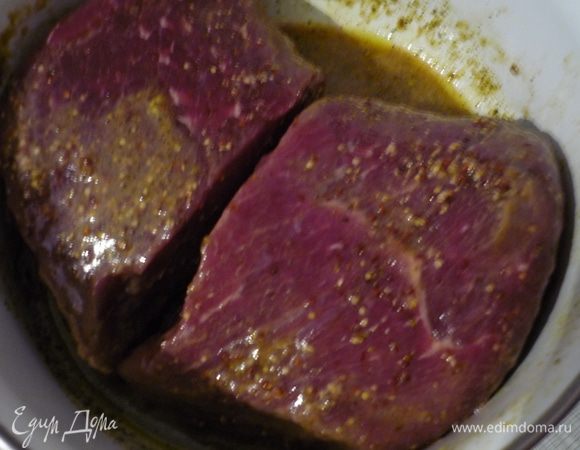 Вообще, для того чтобы приготовить мясо в горшочке, мариновать его не надо, оно и так будет хорошо. Я немного замариновала по просьбе сына. 