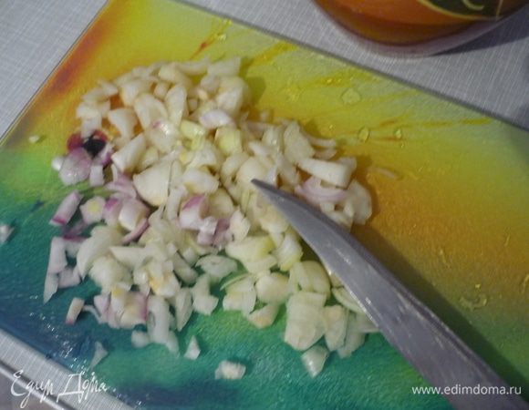 Мелко режем две луковицы, высыпаем на дно горшка.