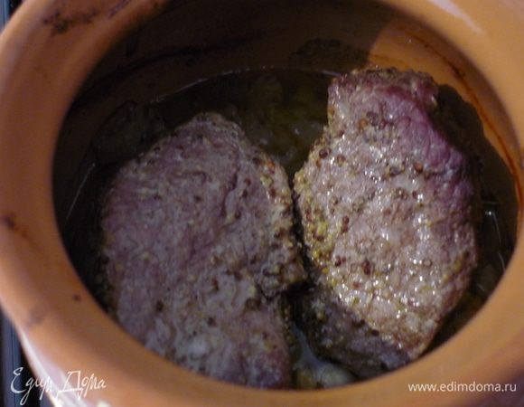 Через 1.5 часа имеем нежнейшее жаркое, плавающее в луковом соке, смешанном с мясным.