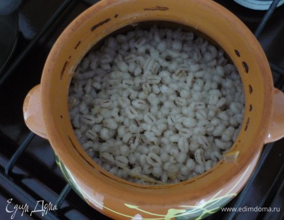 ... или с перловой кашей из того же горшочка. Перловку замочить на ночь, промыть, залить водой из расчёта 3 части воды на 1 часть крупы. Поставить в духовку и забыть на 1 час.