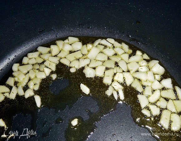 Чеснок мелко режем (я никогда не давлю через чеснокодавку), обжариваем до золотистой корочки в кипящем масле (примерно минуту на небольшом огне)