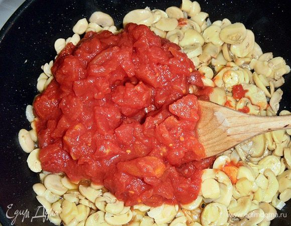 Добавляем томаты. Даем закипеть.