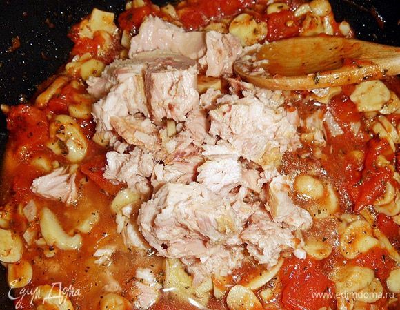 Тунец в собственном соку добавляем вместе с соком. Посыпаем сушеным базиликом и орегано. Если травы свежие - добавляйте их в самом конце. Солим.
Так как практически все ингредиенты у меня консервированные, а значит не сырые, жарить всё долго не нужно, только прогреть и дать пропитаться ароматами.