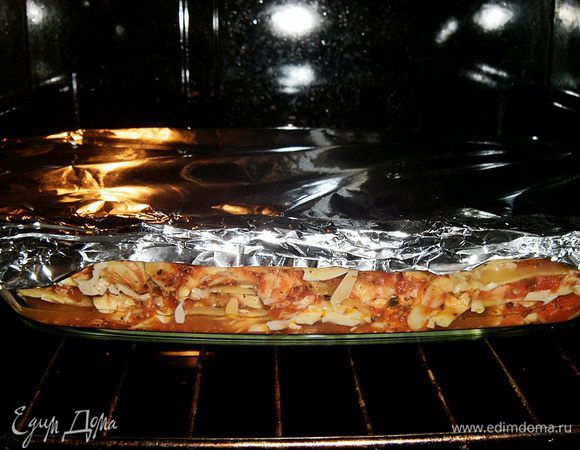 Доливаем в форму 50-70 гр воды и закрываем фольгой. Духовка разогрета на 200 градусов. Готовим 25 минут + 5 минут без фольги.