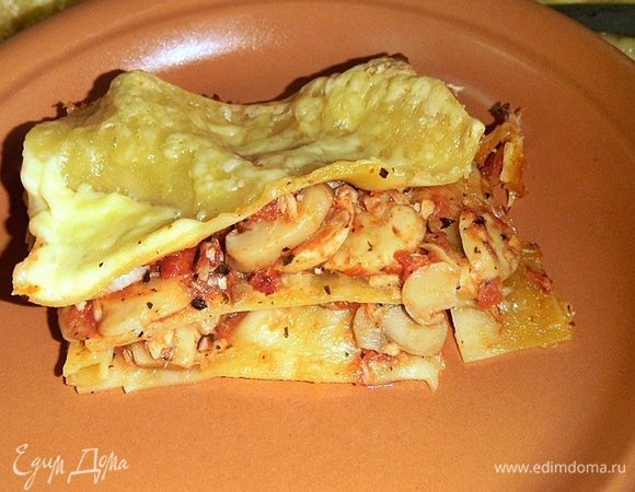 Чтобы узнать готова ли лазанья, проткните вилкой все слои теста. Если вилка идёт легко - это то, что нужно.