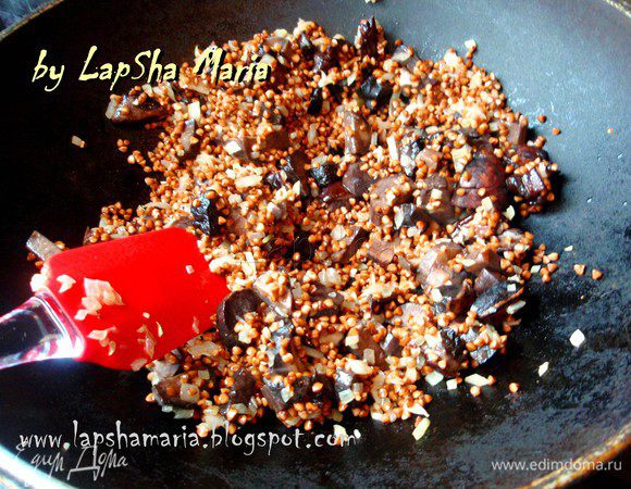 Добавить нарезанные грибы, посолить, поперчить, добавить тимьян и обжарить все вместе пару минут. Если вы используете сухие грибы, их нужно предварительно замочить в воде на 15-20 минут. Эту воду затем можно использовать вместо части бульона. Добавим на сковороду гречку и уменьшим огонь. Дадим её прогреться несколько минут без добавления бульона.  