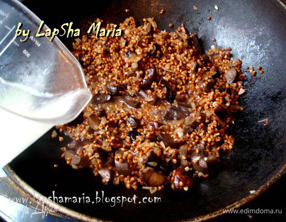 Теперь понемногу начнем добавлять бульон, помешивая. Когда он впитается, добавим ещё немного. И так пока бульон не кончится. Я всегда храню в морозилке замороженные бульоны, грибной, мясной, куриный. Очень здорово выручает для таких рецептов. Только его нужно обязательно подогреть, чтобы он быстрее впитался в крупу. Можно это сделать в свч.  