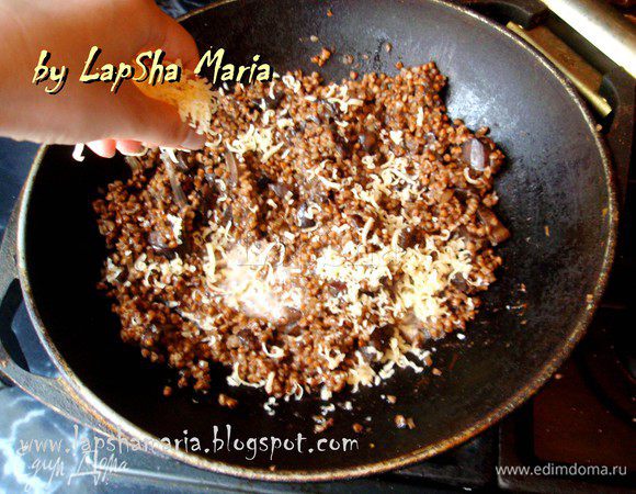 Через 12-15 минут, когда гречка будет в стадии "аль денте", влить вино и увеличить огонь. Когда вино выпарится, добавить сливки и 50гр. сыра натертого на мелкой терке. Подержать на огне ещё несколько минут, чтобы сливки и сыр соединились с гречей. При подаче можно присыпать оставшимся сыром. Приятного аппетита!  