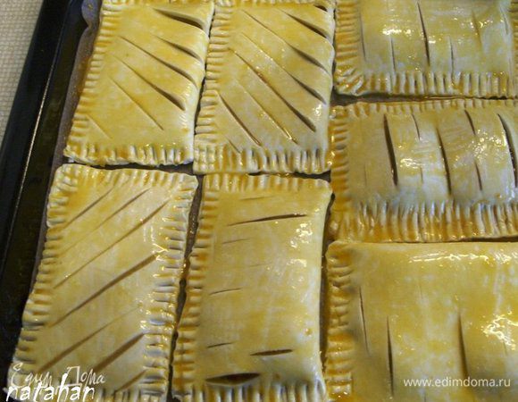 Включить духовку нагреваться на 5 минут при температуре 200 градусов.
Аккуратно разбить яйцо и отделить белок от желтка. Взбить желток с 1 ст. л. молока. Смазать слоечки взбитым яйцом с молоком и поставить противень в нагретую до 200 градусов духовку на 15-20 минут до приятного "зарумянивания" слоек. 