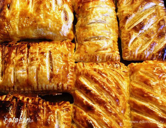 Достать противень из духовку. Аккуратно за пекарскую бумагу стащить слойки с противеня. Накрыть их бумажным полотенцем на 15-20 минут. 