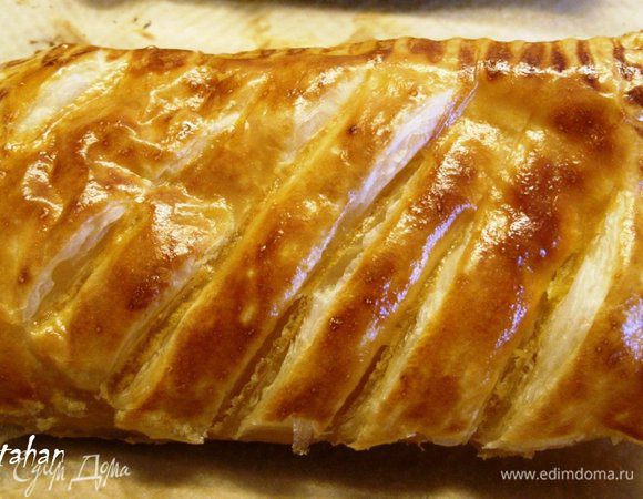 Перенести слойки с бумаги на блюдо (на бумаге нет подтёков от джема и конфитюра, а только от яично-молочной помазки) и всё готово. Можно пить чай. 
Но вкуснее всего слойки холодные (начинка из-за крахмала станет густой) и с молоком. Но... на вкус и цвет товарища нет. Приятного аппетита!