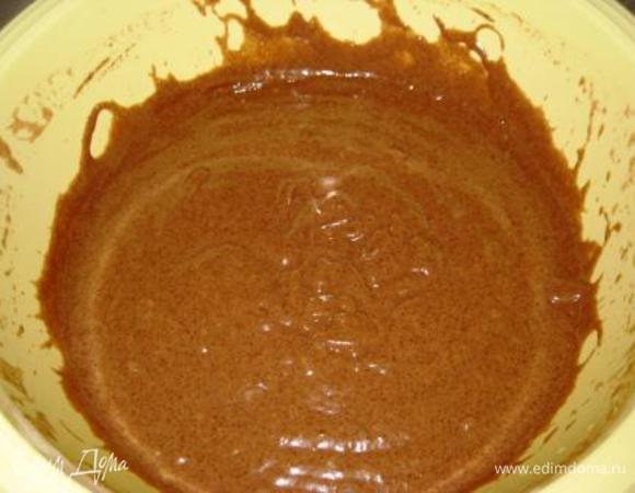 Для теста отдельно смешайте сухие и влажные ингредиенты, затем аккуратно соедините. Быстро перемешайте до однородности.