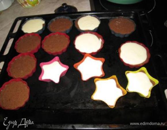 Выложите в формы для выпечки тесто примерно до половины. Запекайте в духовке, разогретой до 180°C 25 минут.<br />
Половину кексов я украсила слоем из крем-чиза с сахаром и яйцом, а половину оставила постными. 