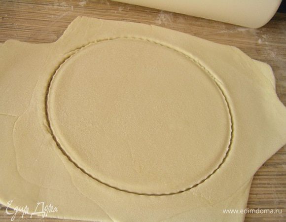 раскатать тесто, вырезать маленькие круги,