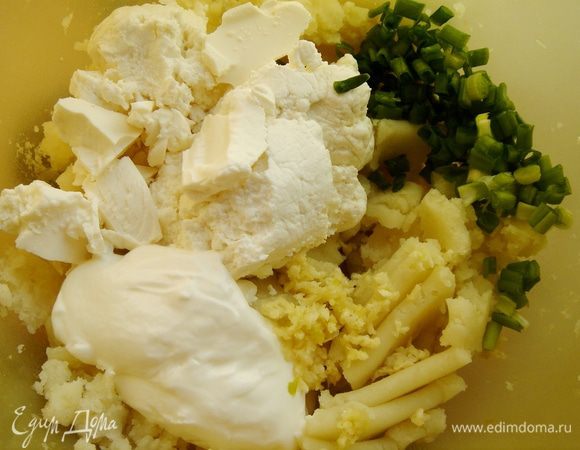 Для картофельной начинки.Отварить картофель,размять его,смешать с остальными ингредиентами.Если в состав входит брынза,то солить с осторожностью.
