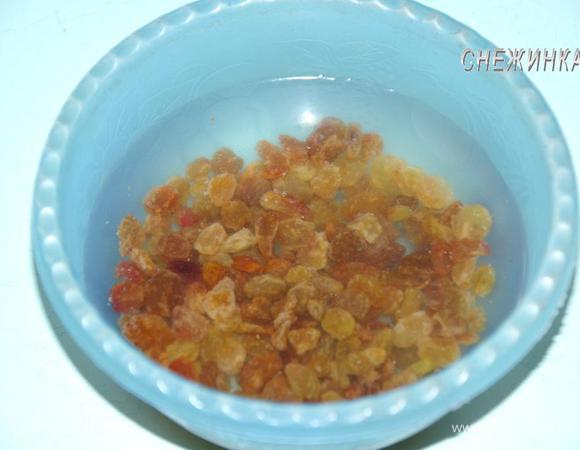 Изюм замочить, дать набухнуть, вымыть и обсушить. Или порезать пополам виноград.