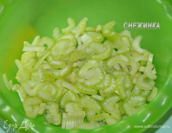 Сельдерей тонко порезать.