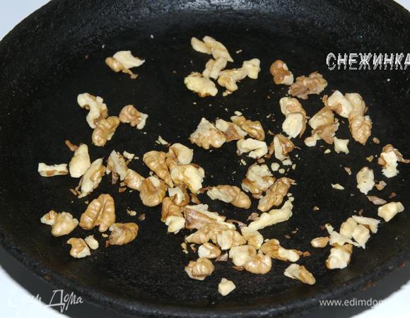 Грецкий орех, или орех пекан, немного порубить и подсушить на сковороде.