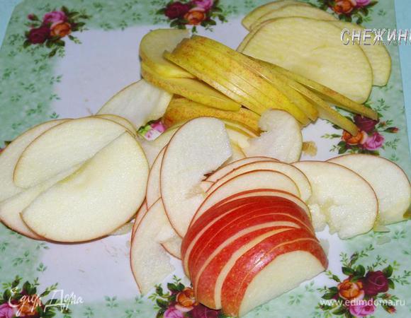 Яблоки разрезать пополам, сохранив шкурку. Удалить сердцевину и порезать тонкими дольками.