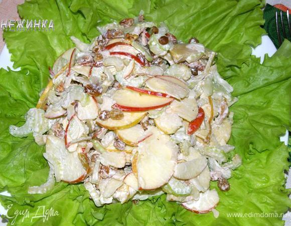 На плоское блюдо уложить листья салата, сверху положить заправленный салат и можно подавать.