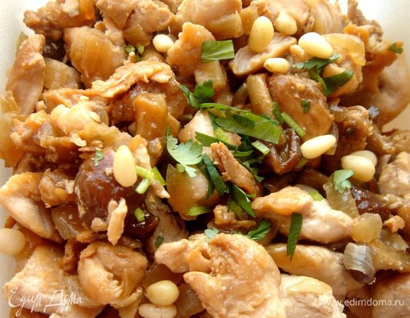 Для куриной начинки обжарить кусочки курицы с соевым соусом и уксусом.Грибы обжарить с измельчённым луком.Смешать все ингредиенты.  