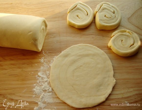 Нарезать рулет на кусочки,0,5 см толщиной.Раскатать каждый кусочек в лепёшку.