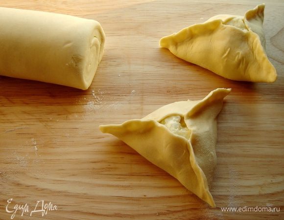 На каждый кусочек выложить по столовой ложке начинки.Залепить края лепёшки так,чтобы получился треугольник с открытой серединкой.