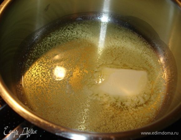 Бешамель: На среднем огне растопить сливочное масло 